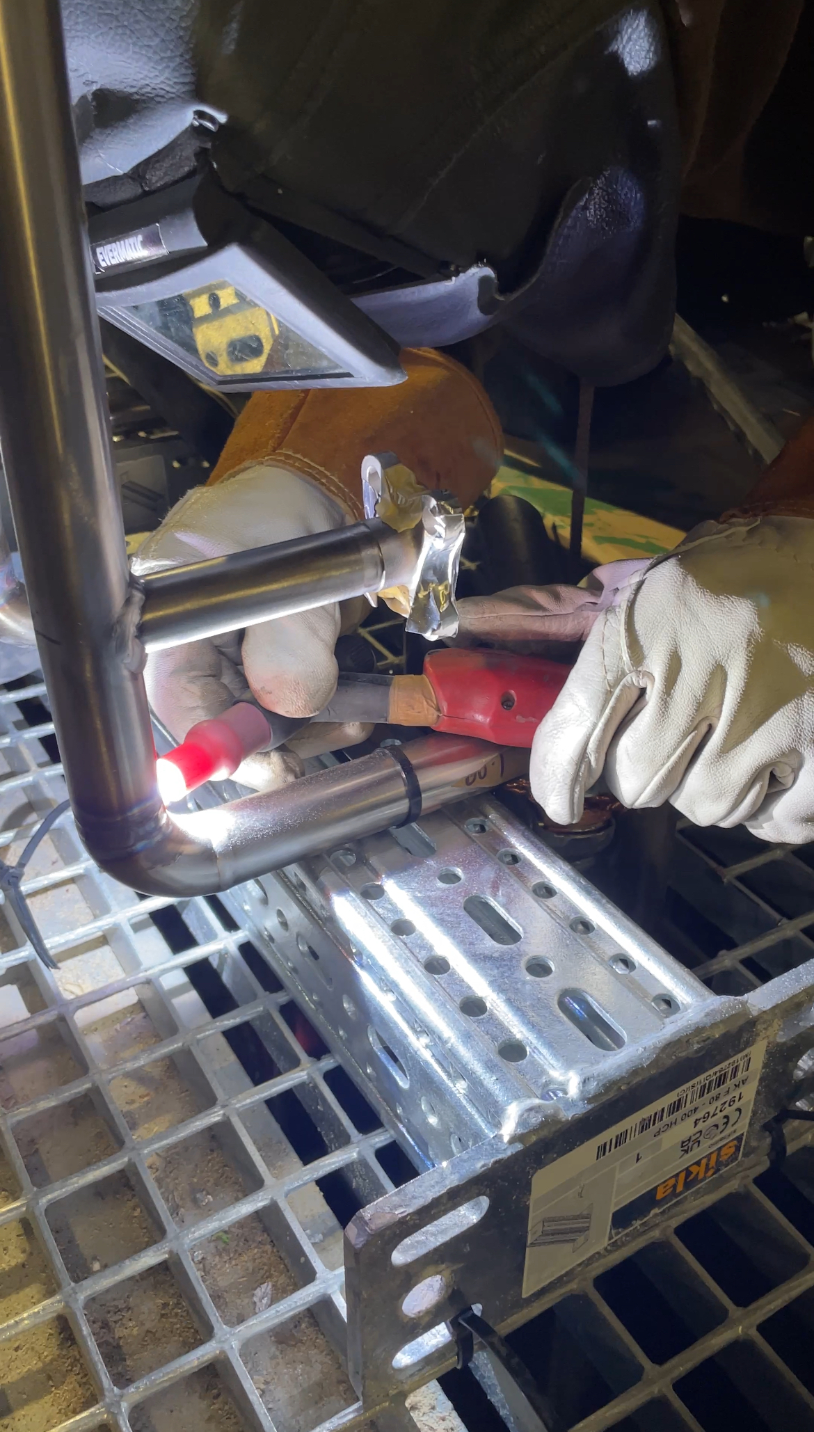 Svářeč při práci